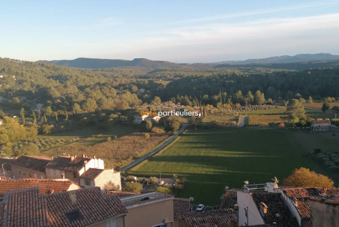 Maison de village à Callas avec vue mer 