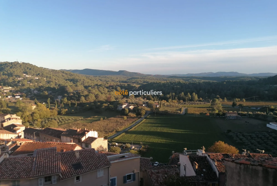 Maison de village à Callas avec vue mer 
