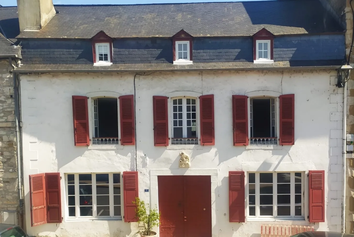 Grande maison de village proche commerces à Lasseube (64290) 