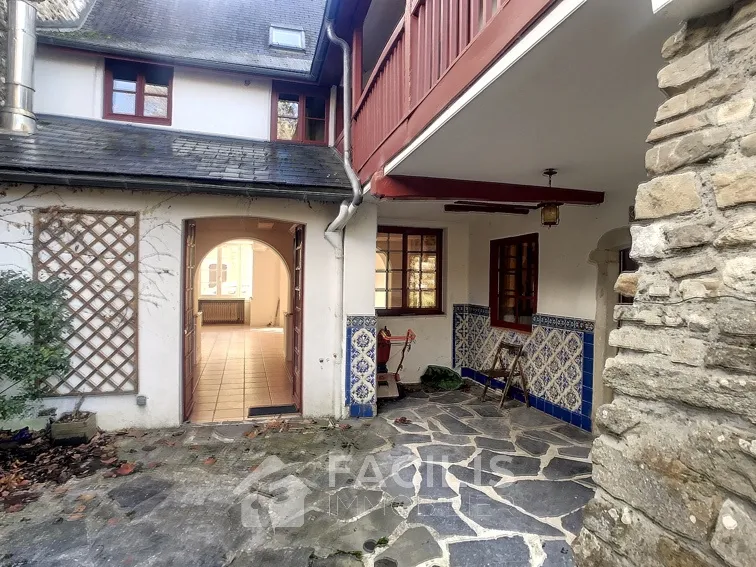 Grande maison de village proche commerces à Lasseube (64290) 