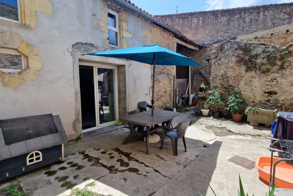 Maison de ville 3 chambres avec garage et cour à Preignac 