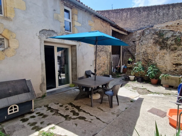 Maison de ville 3 chambres avec garage et cour à Preignac 