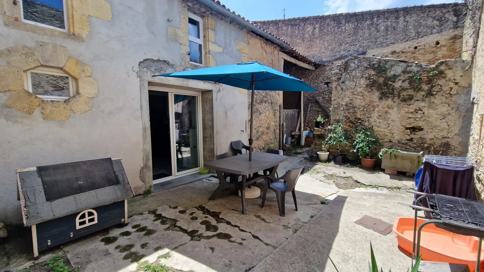 Maison de ville 3 chambres avec garage et cour à Preignac 
