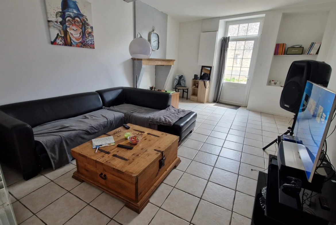 Maison de ville 3 chambres avec garage et cour à Preignac 
