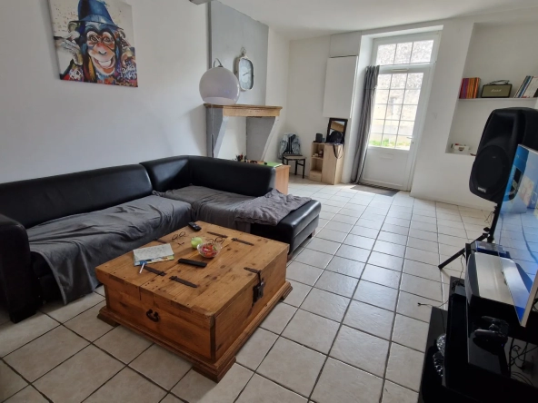 Maison de ville 3 chambres avec garage et cour à Preignac 