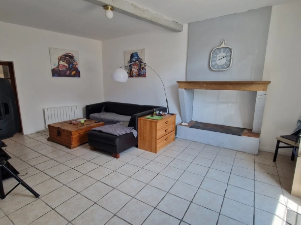 Maison de ville 3 chambres avec garage et cour à Preignac 