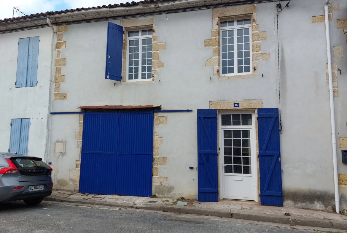 Maison de ville 3 chambres avec garage et cour à Preignac 