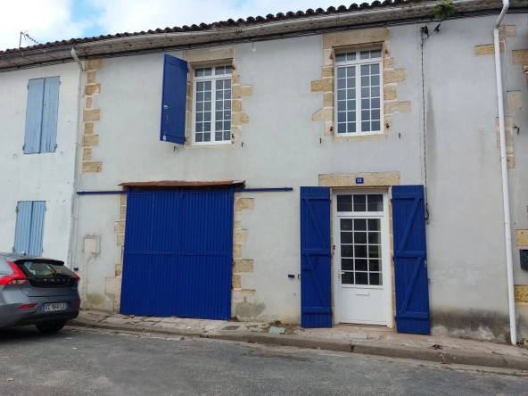 Maison de ville 3 chambres avec garage et cour à Preignac