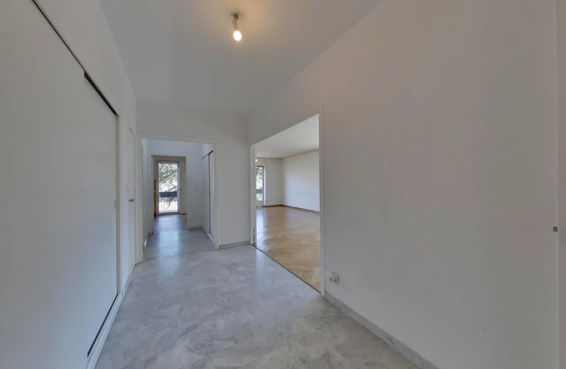 Appartement 4 pièces et cuisine avec balcon filant 