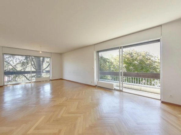 Appartement 4 pièces et cuisine avec balcon filant
