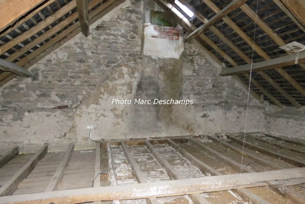 2 Maisons de village à rénover, beau potentiel, ~ 88m2 hab., sur 562m2 à La chapelle taillefert 