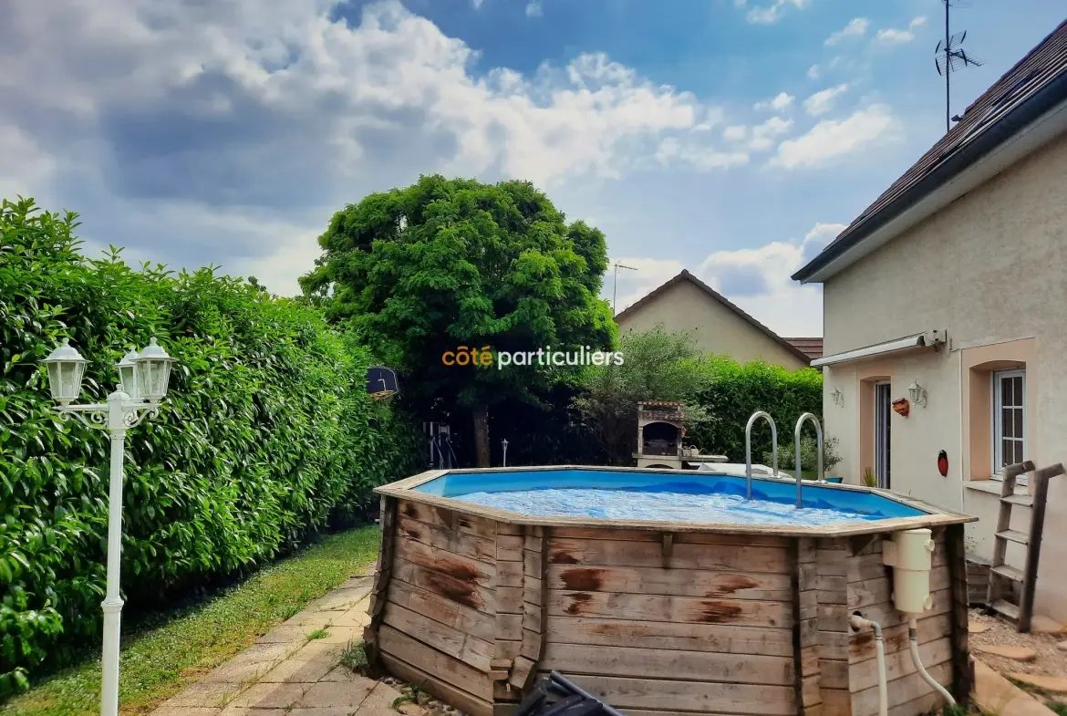 Maison indépendante à Choisey avec 4 chambres et piscine 