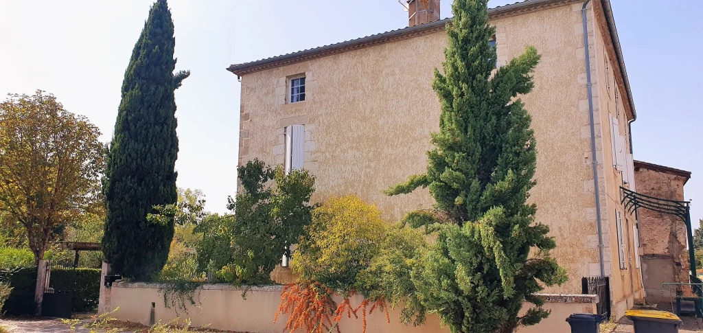 Proche Marmande : Maison en pierre rénovée avec piscine