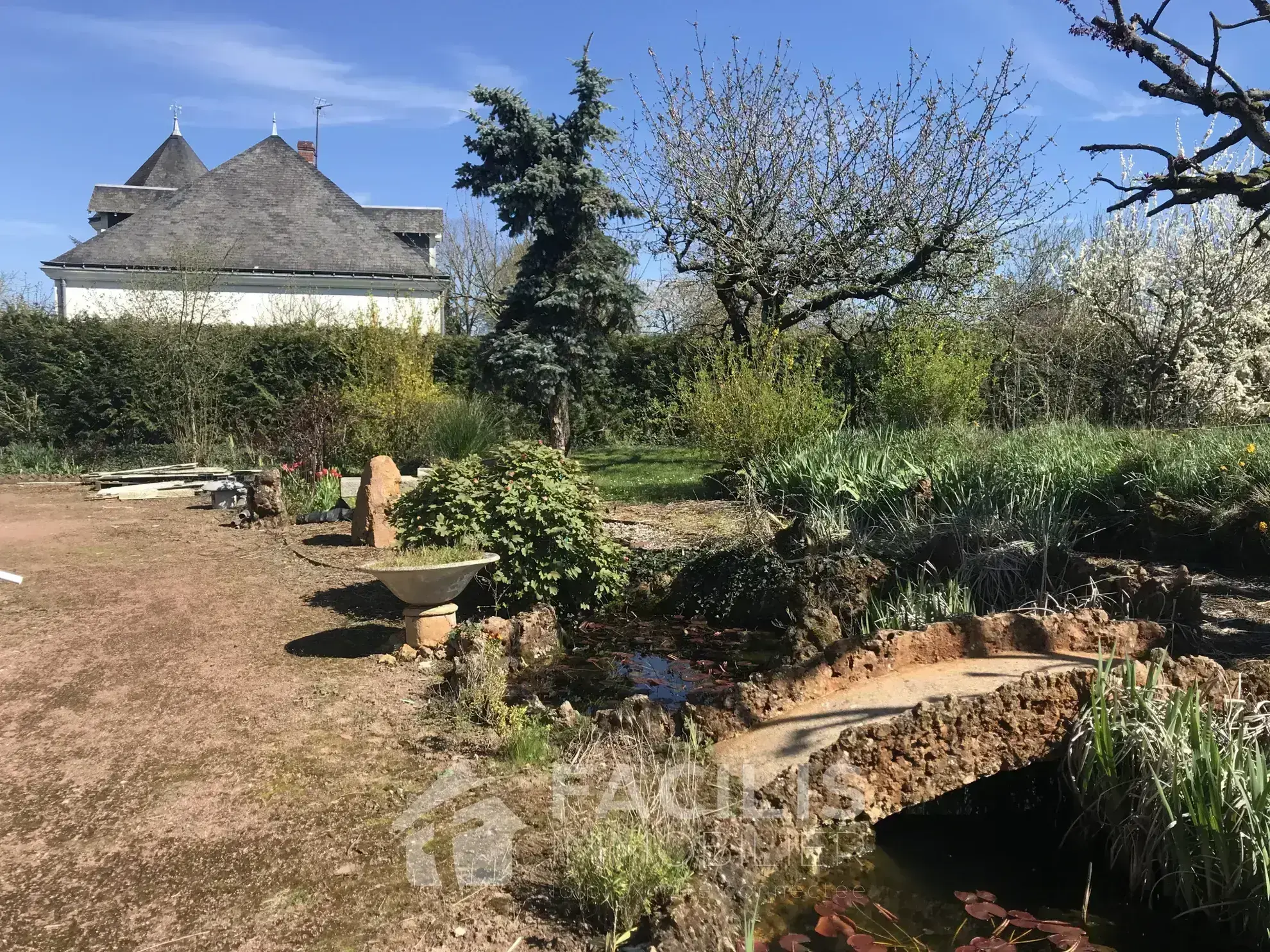 Maison proche des commodités avec studio à Loudun 