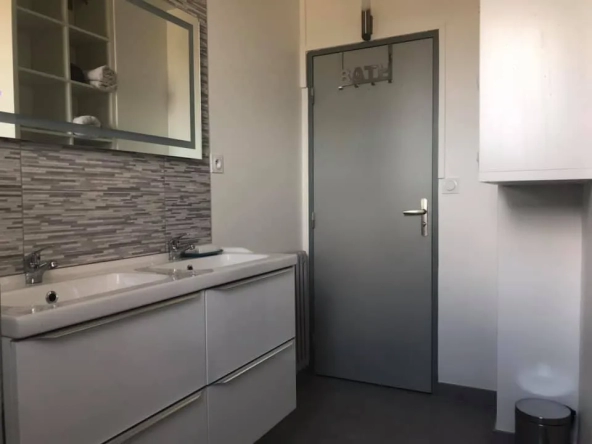 Appartement rénové avec balcon et parking à Carcassonne 