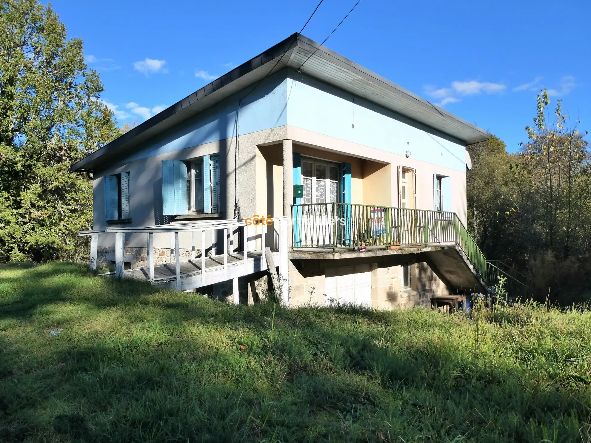 Maison avec grange à proximité de Marcillac la Croisille et de son Lac. 