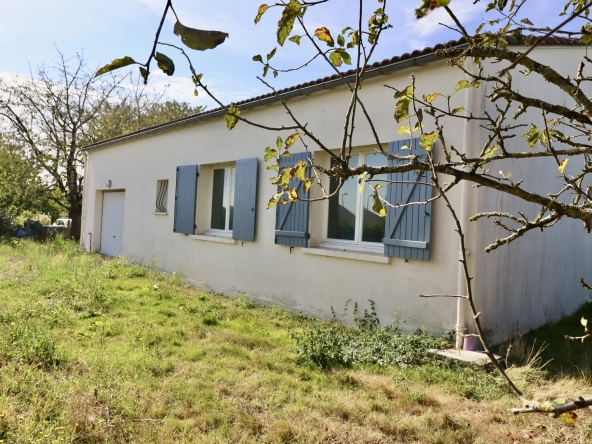 Médis maison - Maison de plain-pied avec trois chambres et garage 