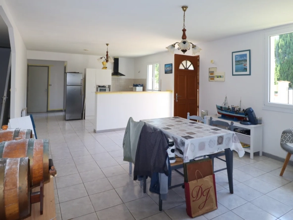 Médis maison - Maison de plain-pied avec trois chambres et garage 