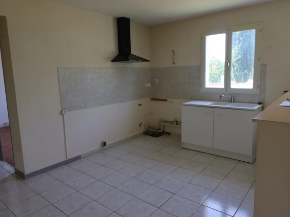 Médis maison - Maison de plain-pied avec trois chambres et garage 
