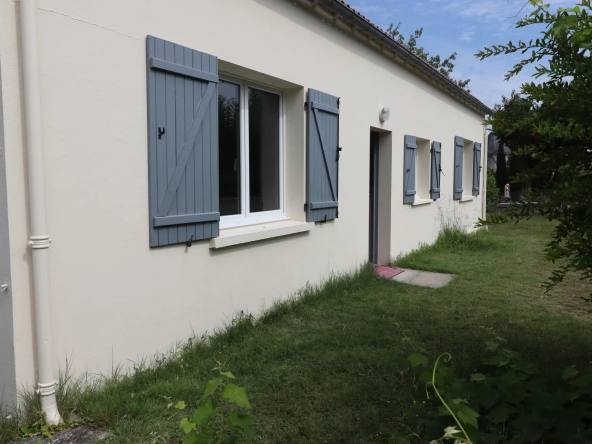 Médis maison - Maison de plain-pied avec trois chambres et garage 