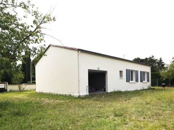 Médis maison - Maison de plain-pied avec trois chambres et garage 