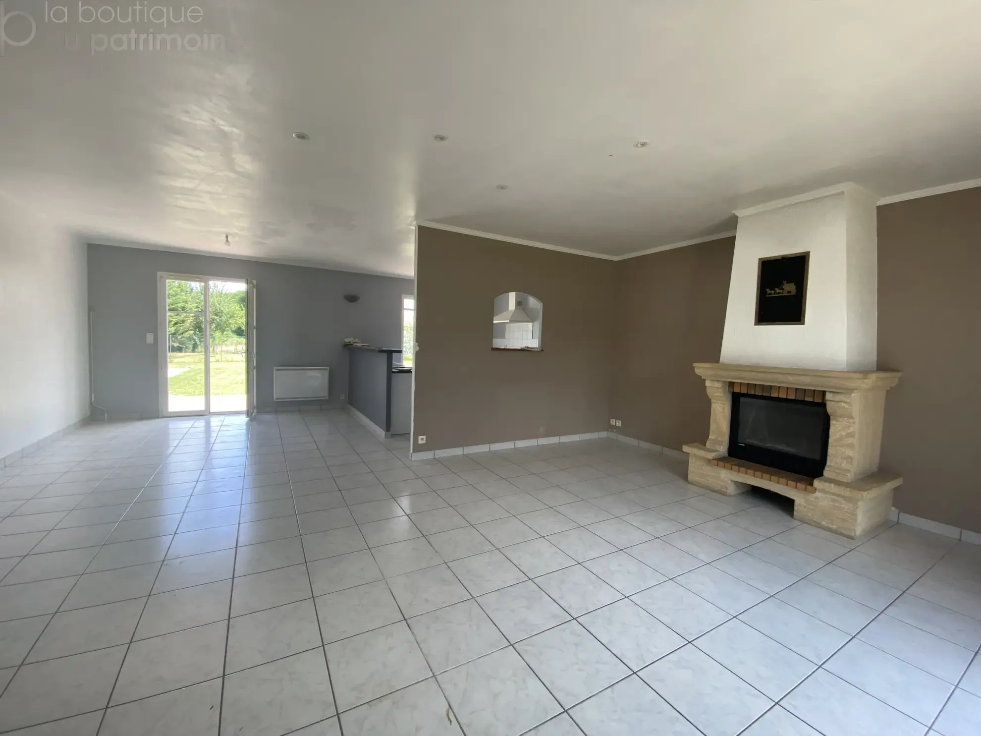 Maison de plain-pied 4 chambres avec piscine sur 3240m2 à Pondaurat 
