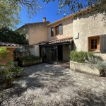 Maison de village avec cour intérieure à Entrechaux