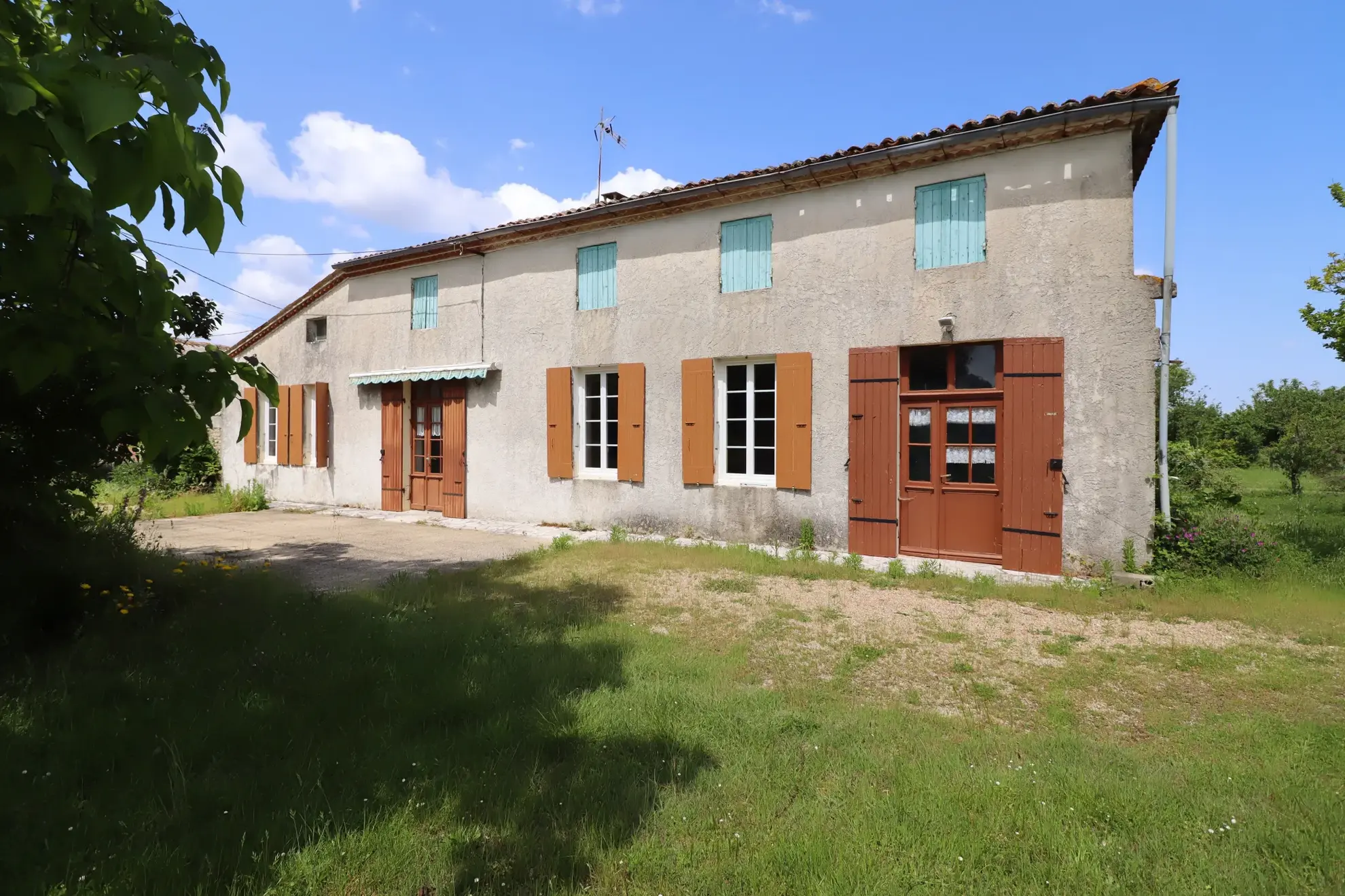 Ferme Charentaise 9 pièces avec nombreuses dépendances, jardin arboré 