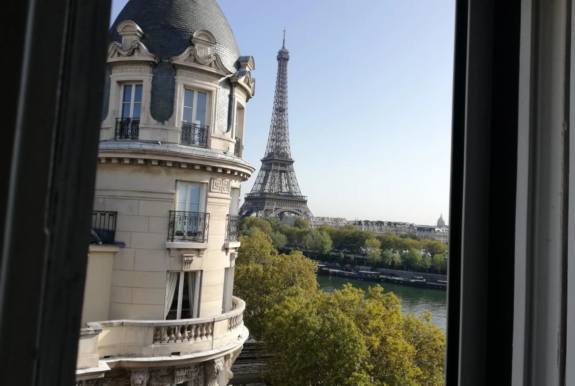 Exceptionnel petit 2 pièces avec vue Tour Eiffel / Vue Seine 