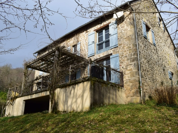 Belle grange rénovée dans un bourg de caractère avec commerces 