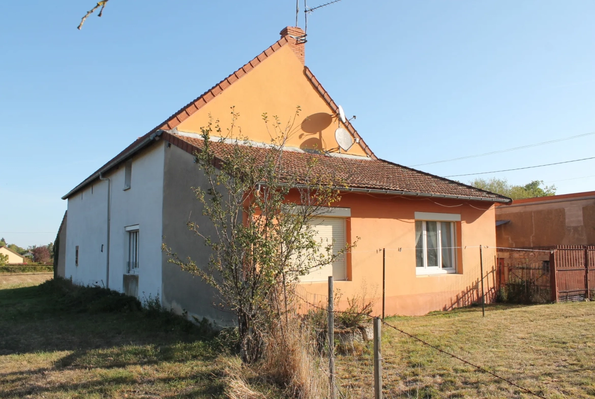 Petite fermette à la sortie du village sur 8050 m2 de terrain constructible. 