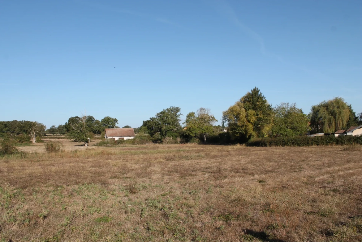 Petite fermette à la sortie du village sur 8050 m2 de terrain constructible. 