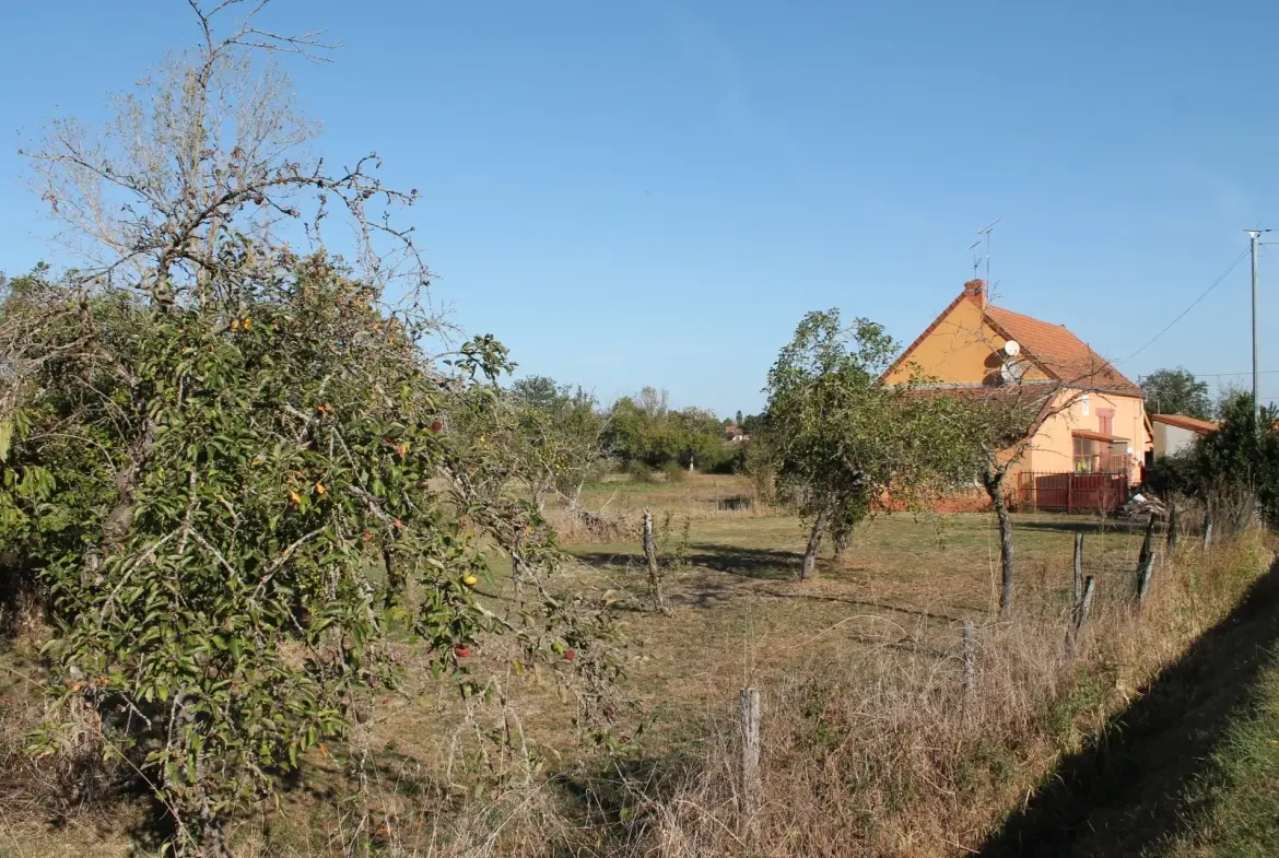 Petite fermette à la sortie du village sur 8050 m2 de terrain constructible. 