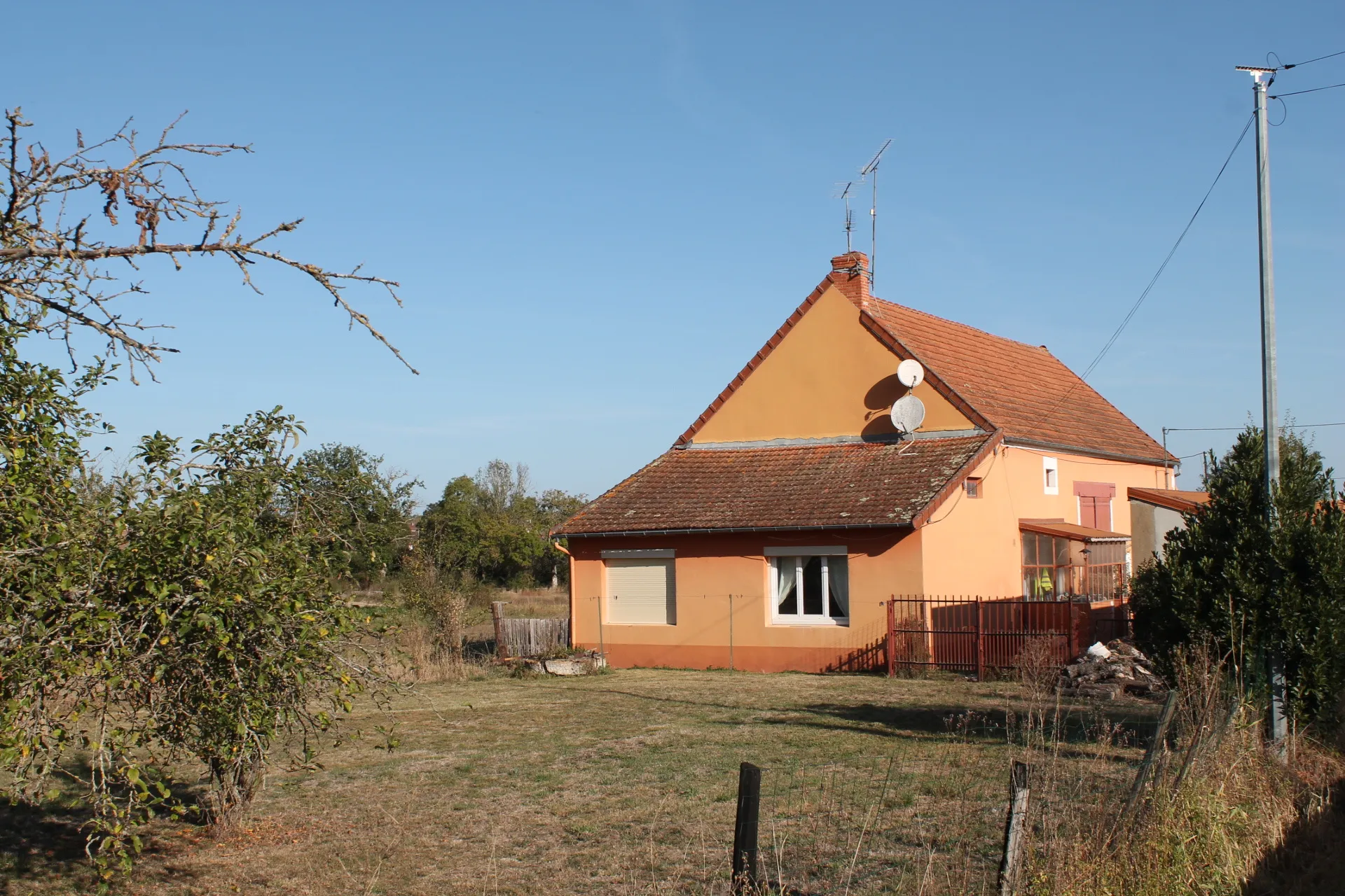 Petite fermette à la sortie du village sur 8050 m2 de terrain constructible. 