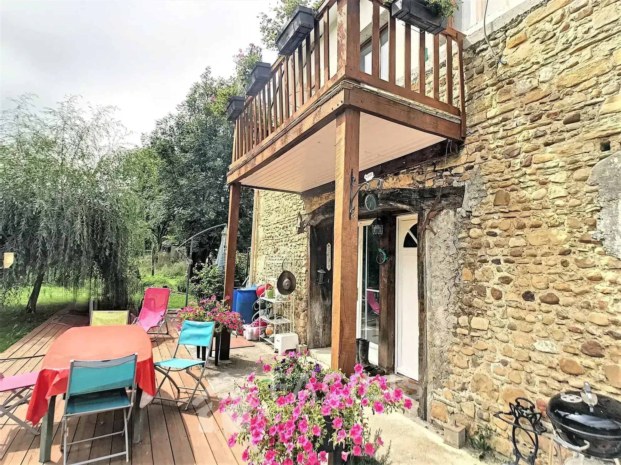 Maison en pierres avec 1,6 hectares de terrain 