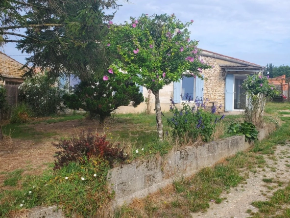 Maison de village charentaise à Meursac, Charente-Maritime 