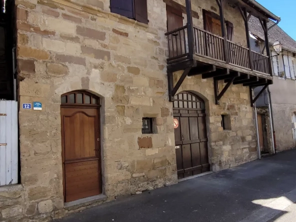 Maison en pierre avec balcon et garage à Beaulieu-sur-Dordogne