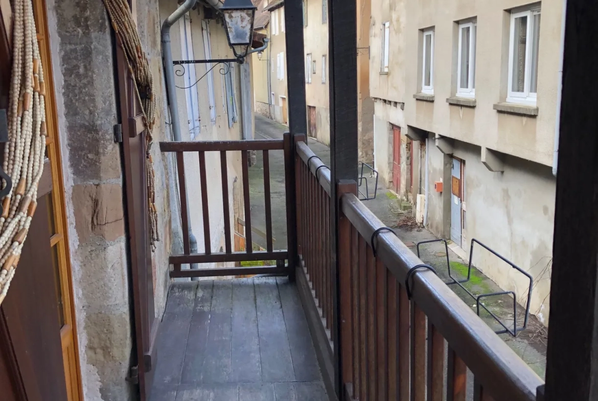 Maison en pierre avec balcon et garage à Beaulieu-sur-Dordogne 