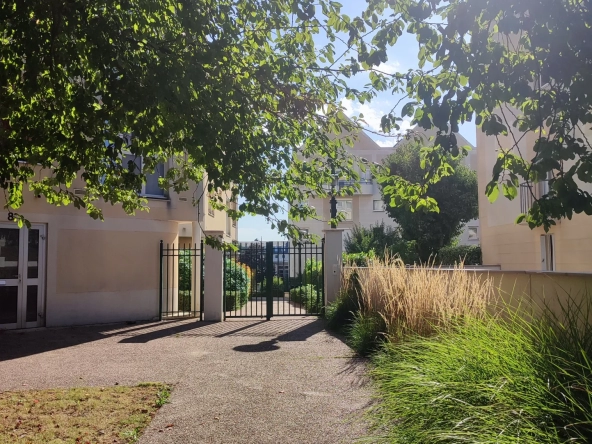 F2 avec loggia au pied du Tram T10 au Plessis-Robinson ! 