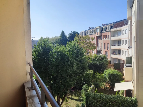 F2 avec loggia au pied du Tram T10 au Plessis-Robinson ! 