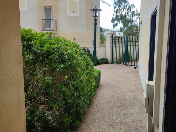 F2 avec loggia au pied du Tram T10 au Plessis-Robinson ! 