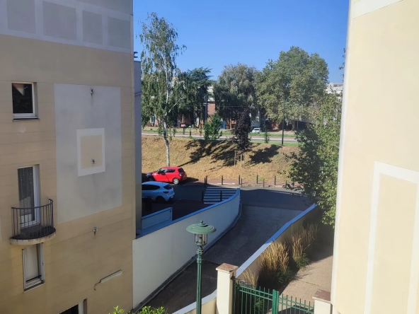 F2 avec loggia au pied du Tram T10 au Plessis-Robinson ! 