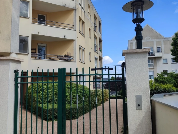 F2 avec loggia au pied du Tram T10 au Plessis-Robinson ! 