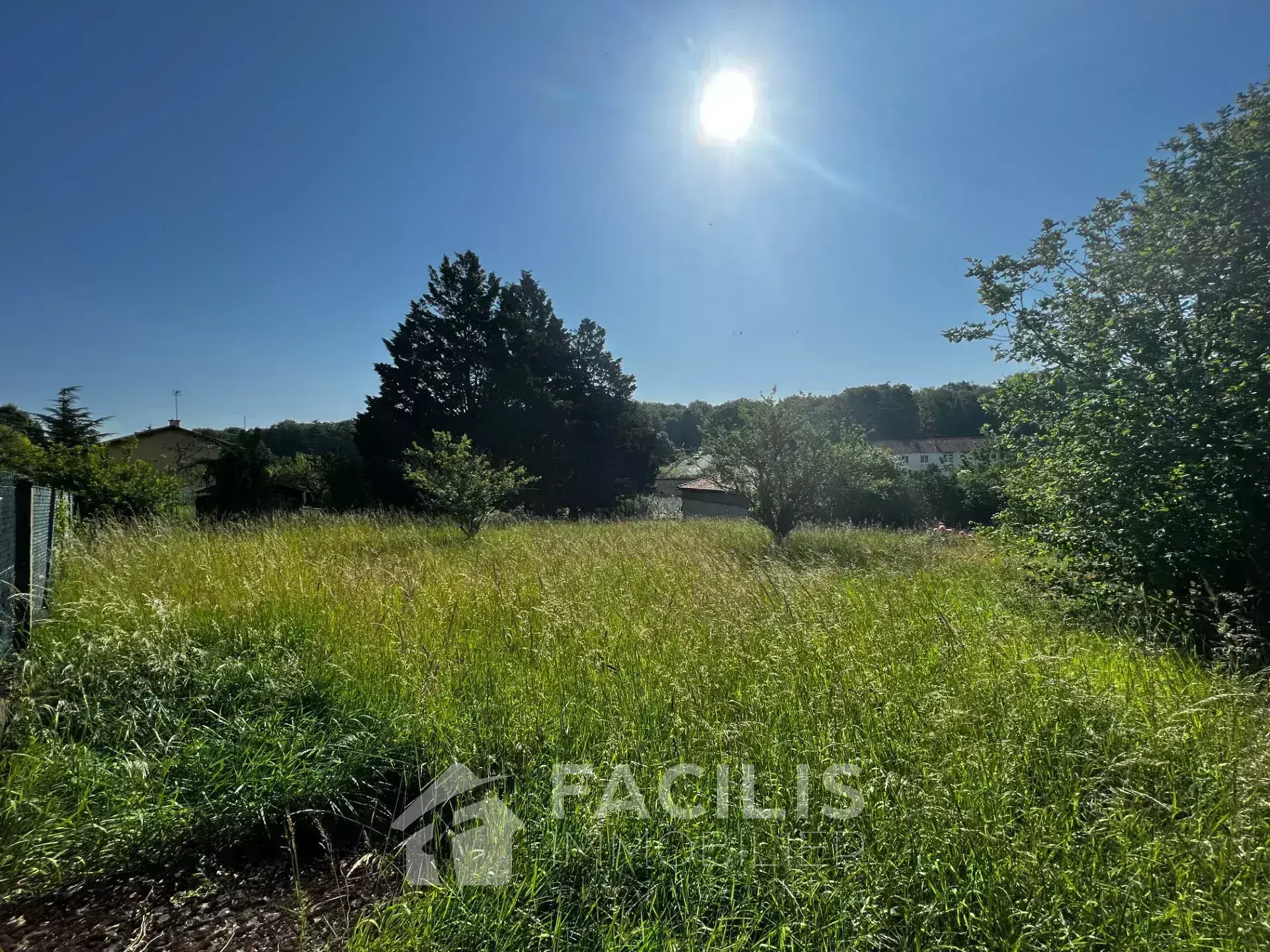 Terrain constructible à vendre - Croutelle - 897 m2 