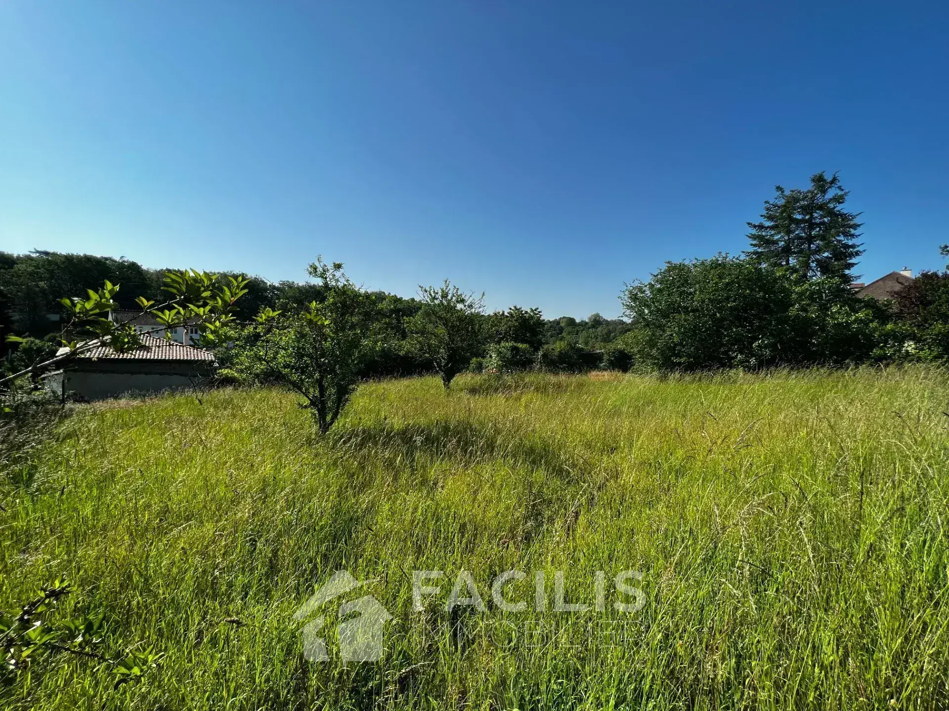 Terrain constructible à vendre - Croutelle - 897 m2 