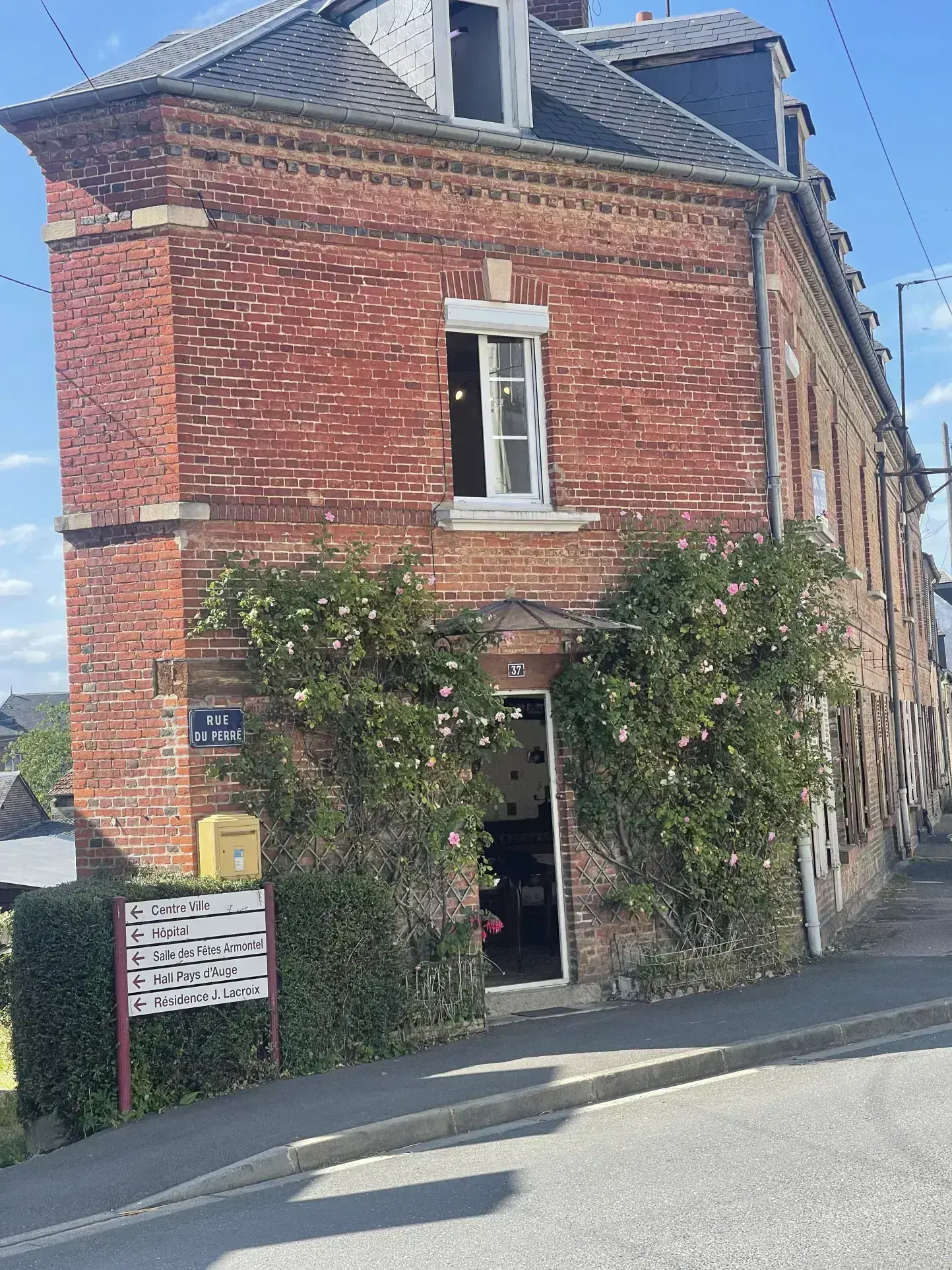 Charmante maison en briques rouges 