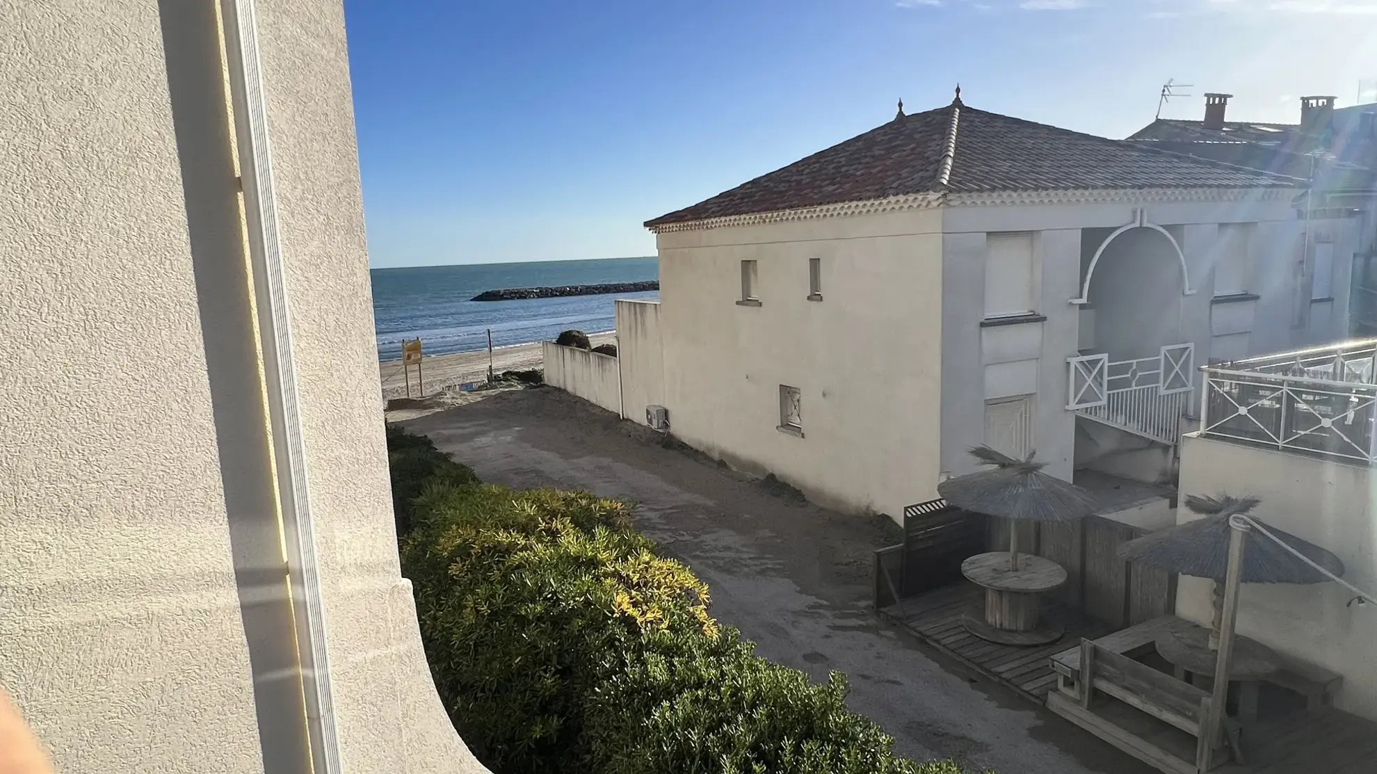 CARNON 1 ERE LIGNE F2 + TERRASSE + PARKING 