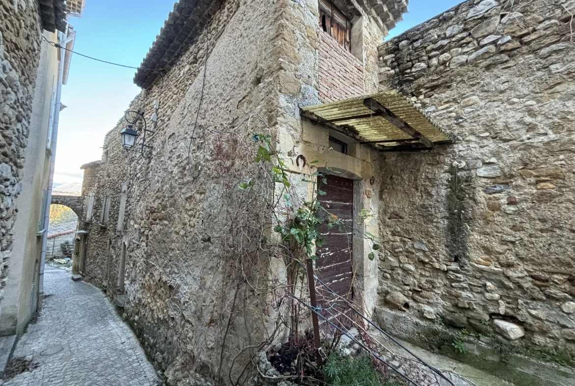 Maison de village à rénover avec terrasse - Mirabel aux Baronnies 
