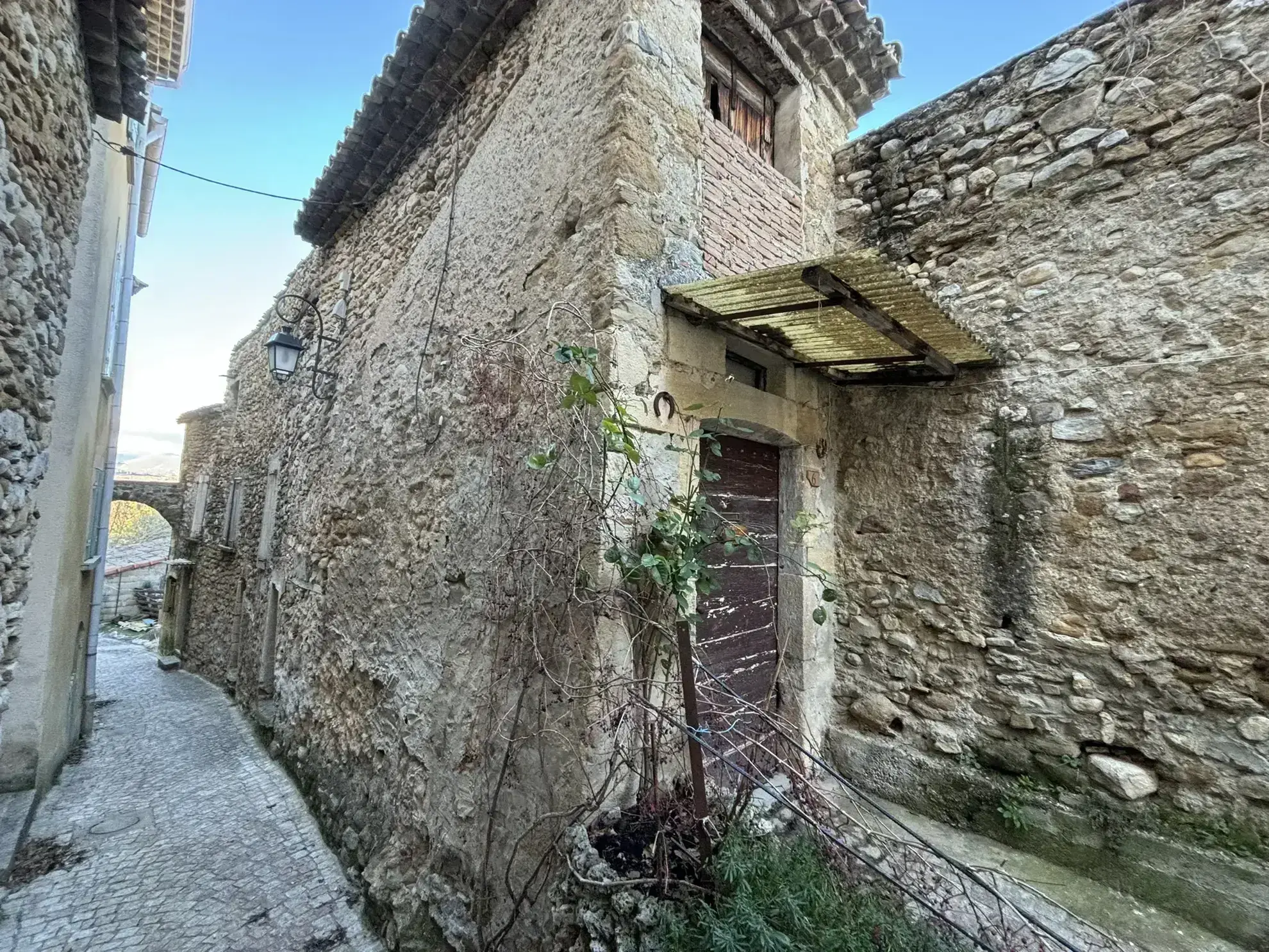 Maison de village à rénover avec terrasse - Mirabel aux Baronnies 