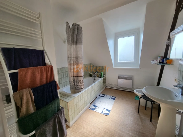 Propriété proche du centre d'Yvetot avec 4 chambres et un joli terrain 